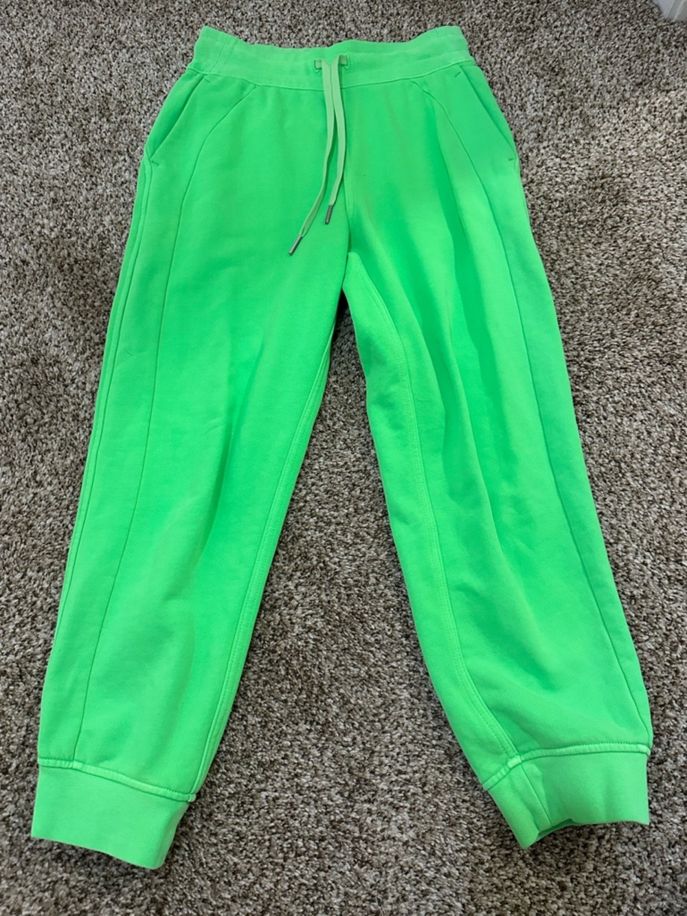 Lululemon Scuba High-Rise Cropped Jogger in Bright Green